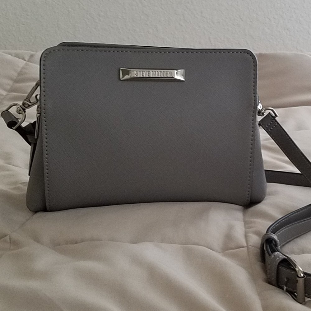 STEVE MADDEN Women's BLANNIS crossbody grey color. Preowned. FIRM PRICE